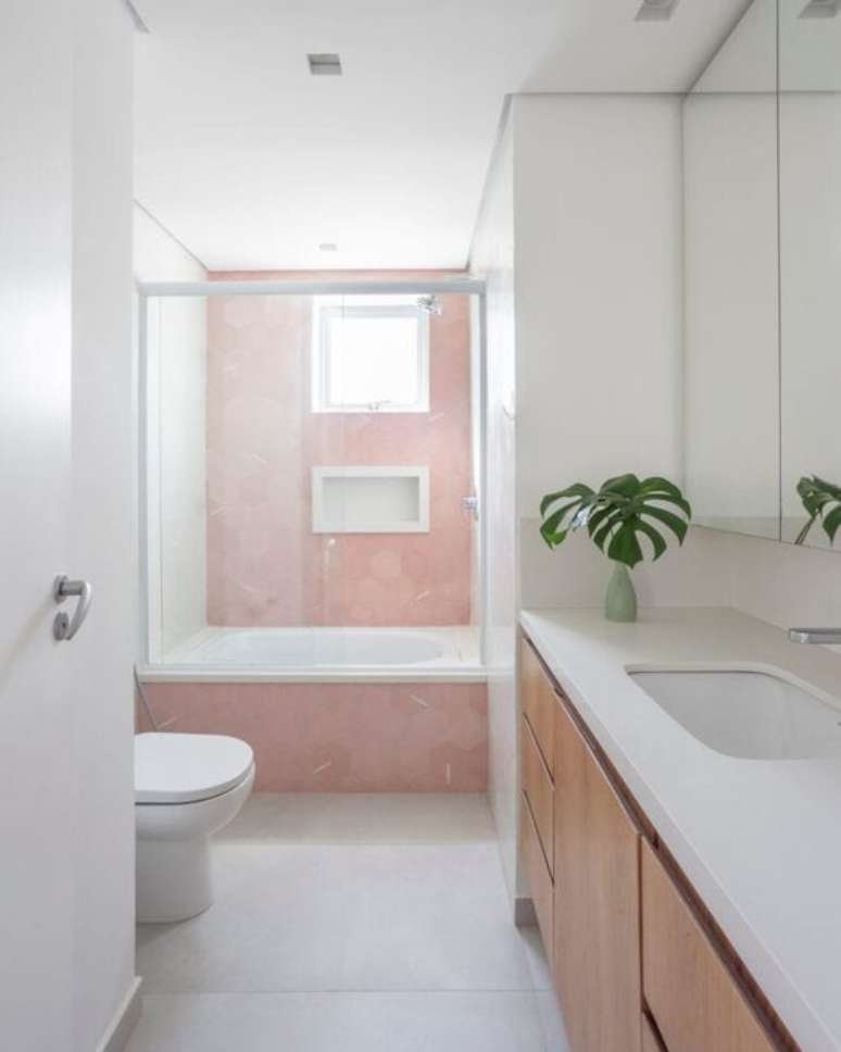 29. Nicho de embutir para banheiro rosa com móveis de madeira – Foto Pinterest
