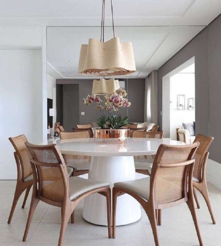 54. Luminária para sala de jantar moderna decorada com mesa redonda e parede espelhada – Foto: Pinterest