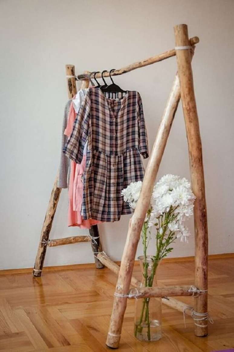 40. Arara de roupas em madeira rústica. Fonte: Pinterest