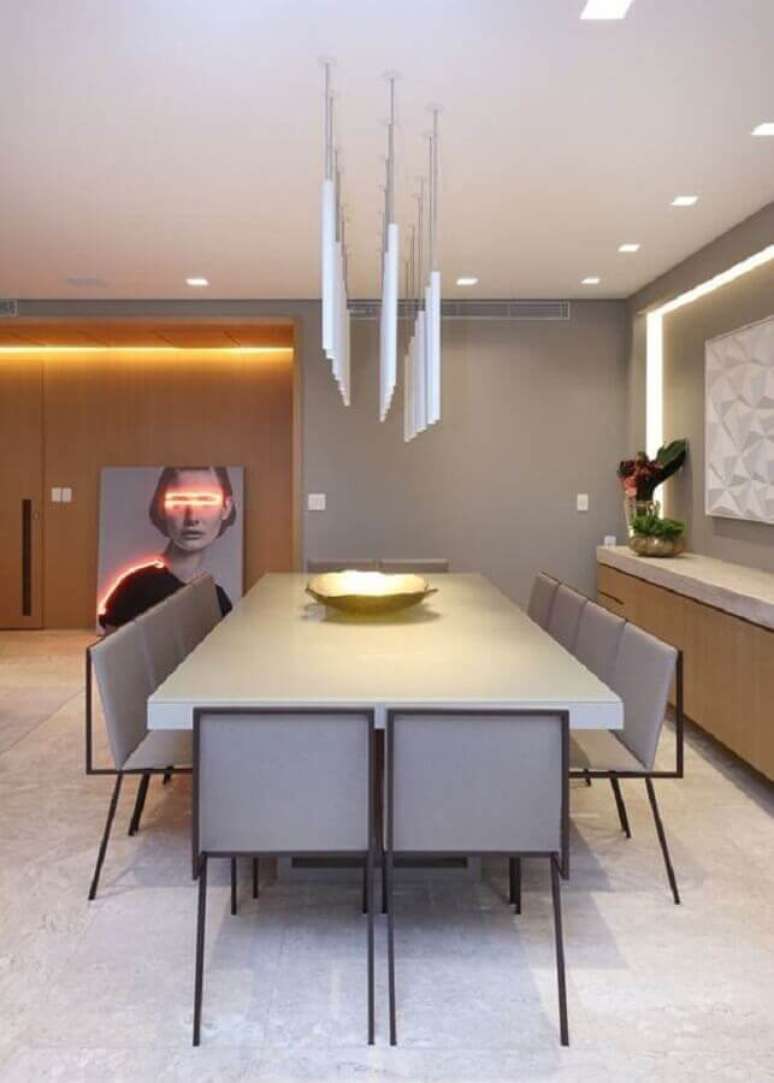 9. Luminária para sala de jantar moderna decorada em tons de cinza com madeira – Foto: Houzz