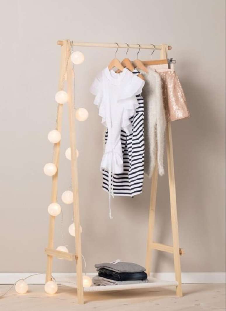 42. Decore sua arara de madeira com cord&atilde;o de luz. Fonte: Pinterest