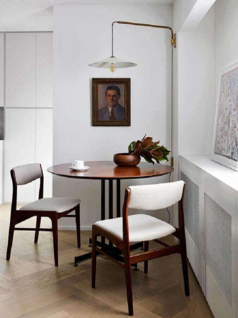26. Decoração simples com luminária de parede para sala de jantar – Foto: Apartment Therapy