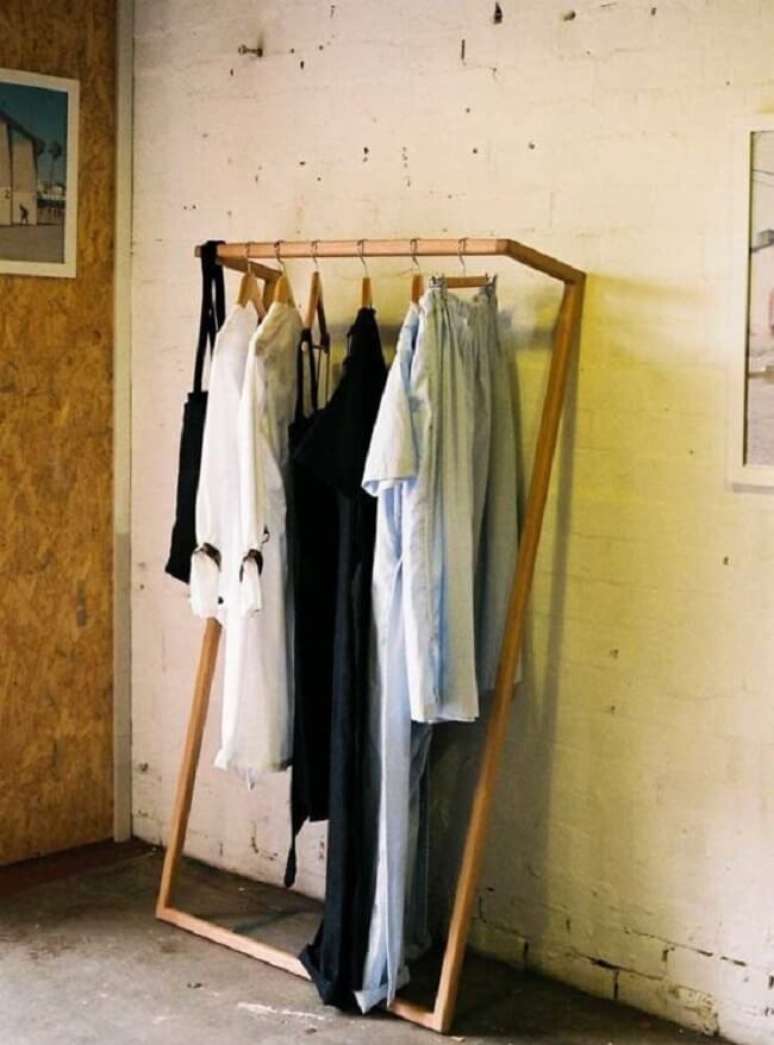 33. Arara de madeira para roupas com design minimalista. Fonte: Pinterest