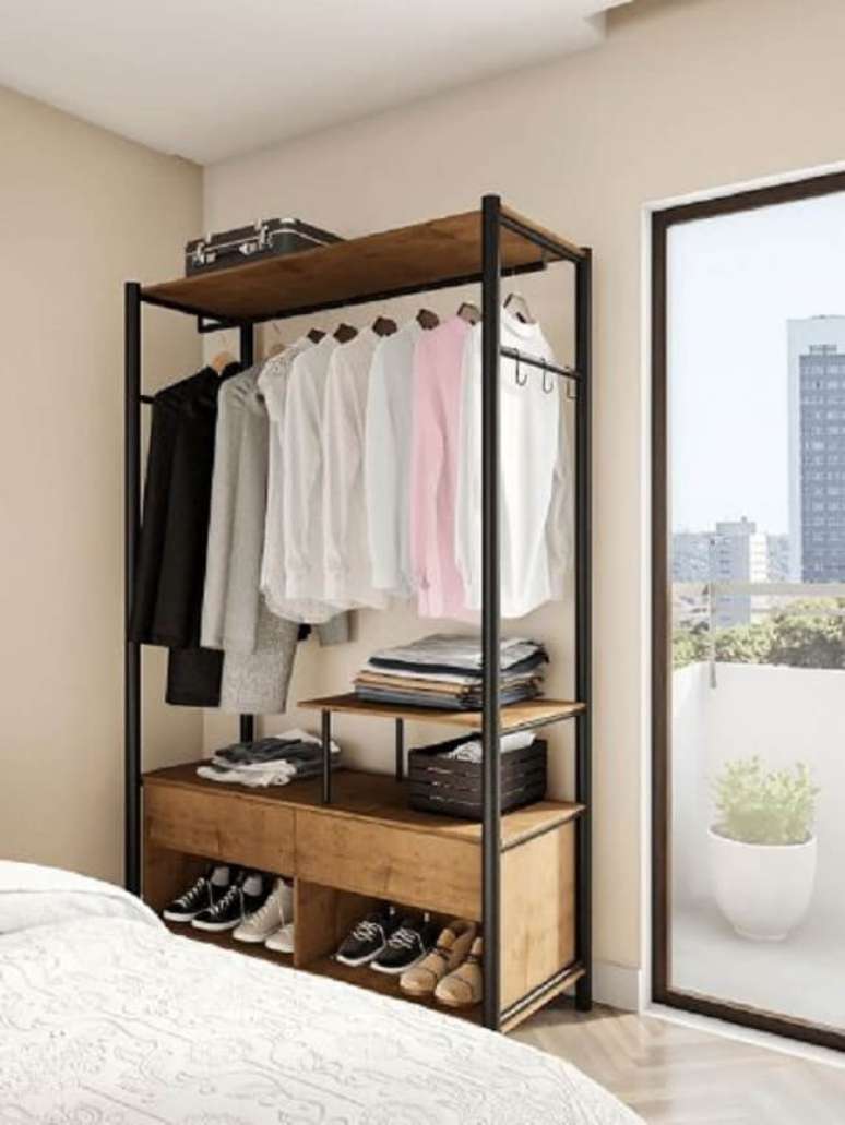 4. Mantenha o quarto organizado com a arara de madeira com gaveta. Fonte: Pinterest