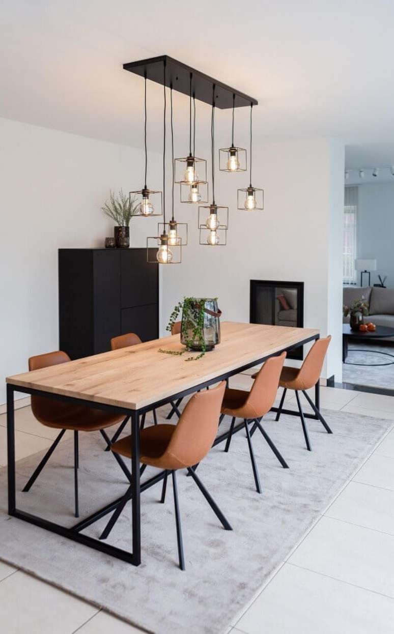 38. Luminária de teto para sala de jantar simples decorada com tapete cinza claro – Foto: Home Fashion Trend