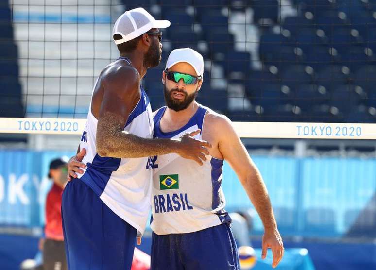 Evandro e Bruno Schmidt durante torneio de vôlei de praia da Tóquio 2020
27/07/2021 REUTERS/Pilar Olivares