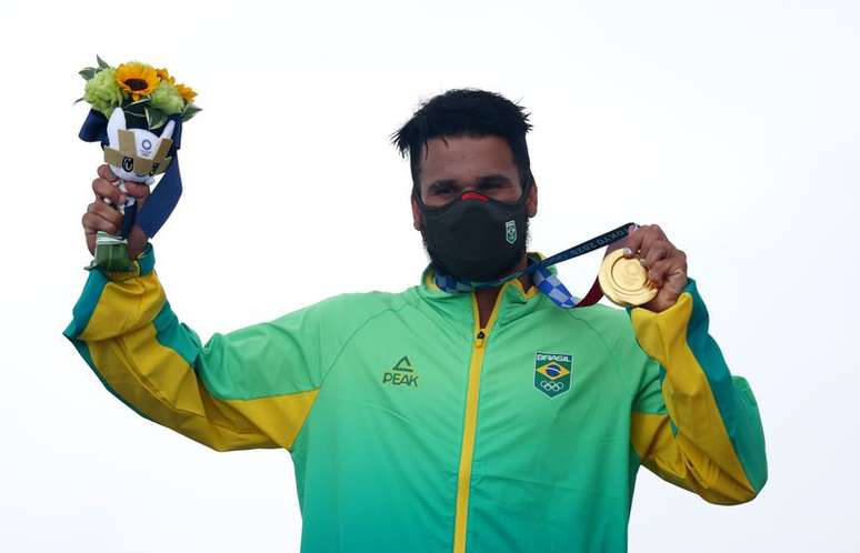 Ítalo Ferreira na cerimônia de premiação após conquistar a medalha de ouro no surfe durante  Olimpíada Tóquio 2020
27/07/2021 REUTERS/Lisi Niesner