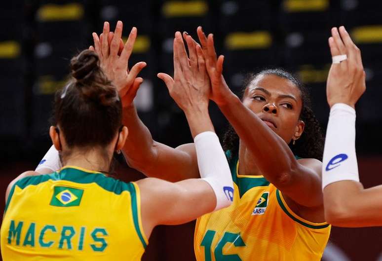 Fernanda Garay e Macris se cumprimentam durante partida da seleção feminina de vôlei do Brasil contra a República Dominicana nos Jogos Olímpicos de Tóquio
27/07/2021 REUTERS/Valentyn Ogirenko