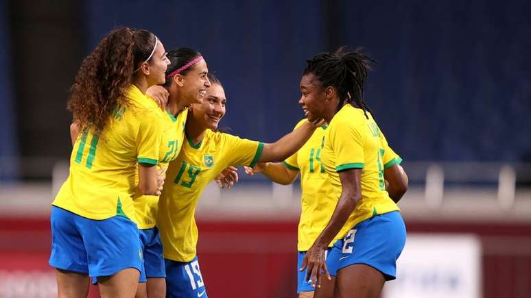 Andressa Alves comemora com jogadoras do Brasil gol marcado contra a Zâmbia na Olimpíada de Tóquio 2020
27/07/2021 REUTERS/Molly Darlington