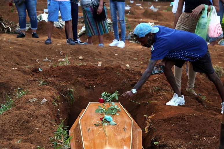 Enterro de vítima da Covid-19 no cemitério da Vila Formosa, em São Paulo (SP) 
REUTERS/Amanda Perobelli
