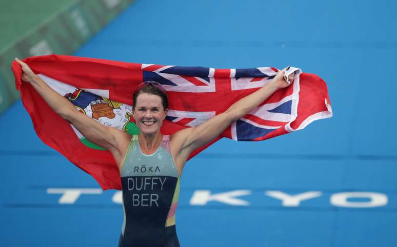 Flora Duffy comemora após conquistar a histórica medalha de ouro para as Ilhas Bermuda
