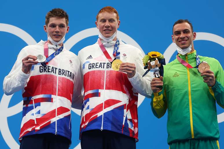 Scott Duncan, Tom Dean e Fernando Scheffer exibem as suas medalhas no pódio