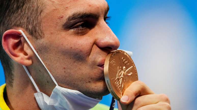 Fernando Scheffer beija a medalha de bronze conquistada na final dos 200m livre