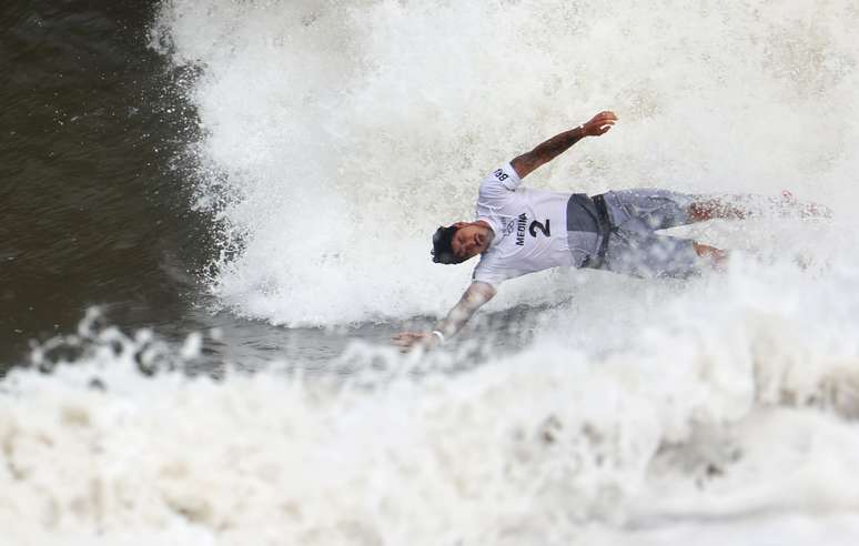 Gabriel Medina durante a disputa na qual foi superado por japonês nas semifinais do surfe em Tóquio