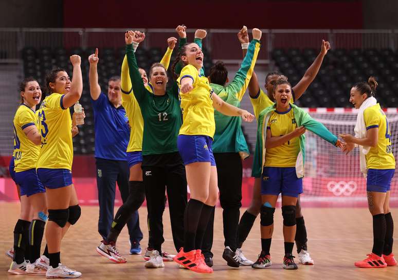 Brasileiras comemoram o triunfo sobre a Hungria no handebol feminino