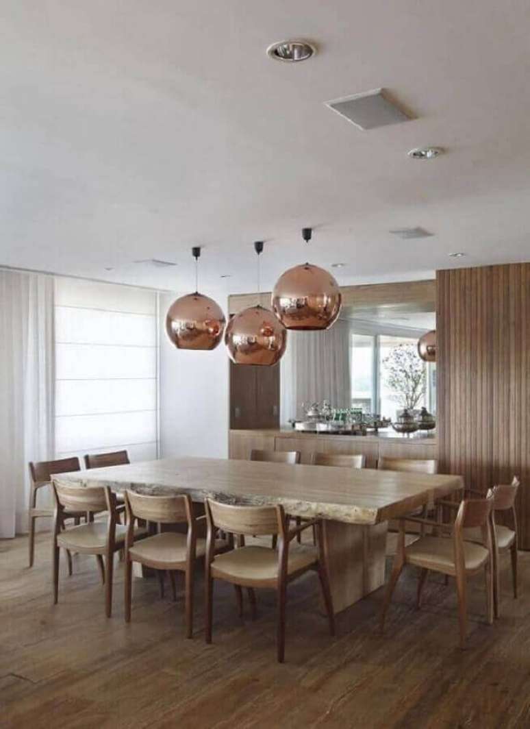 12. Acabamento rose gold para luminária para sala de jantar amadeirada – Foto: A1 Arquitetura