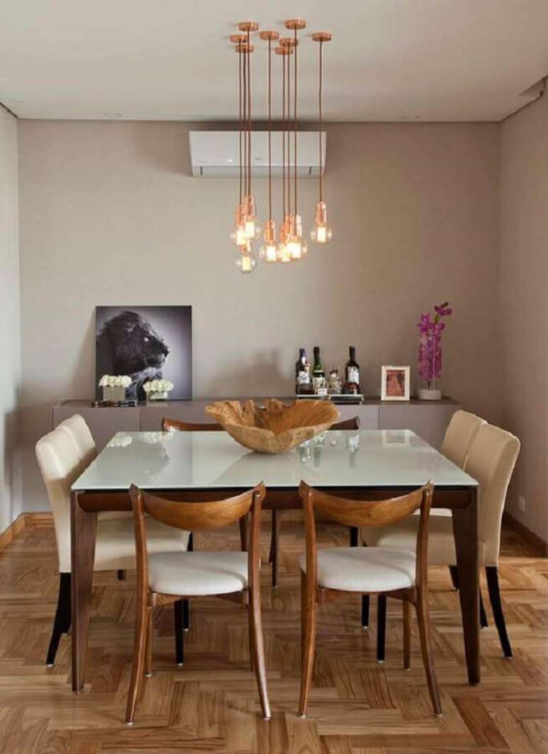 49. Luminária para sala de jantar decorada com mesa quadrada – Foto: Casa de Valentina