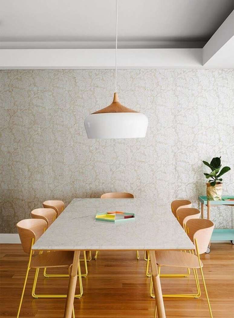 14. Decoração clean com luminária de teto para sala de jantar com cadeiras de madeira – Foto: Pinterest