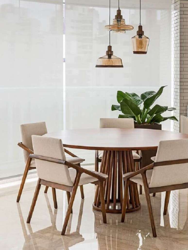 47. Luminária para sala de jantar clean decorada com conjunto de mesa e cadeiras de madeira – Foto: Casa de Valentina