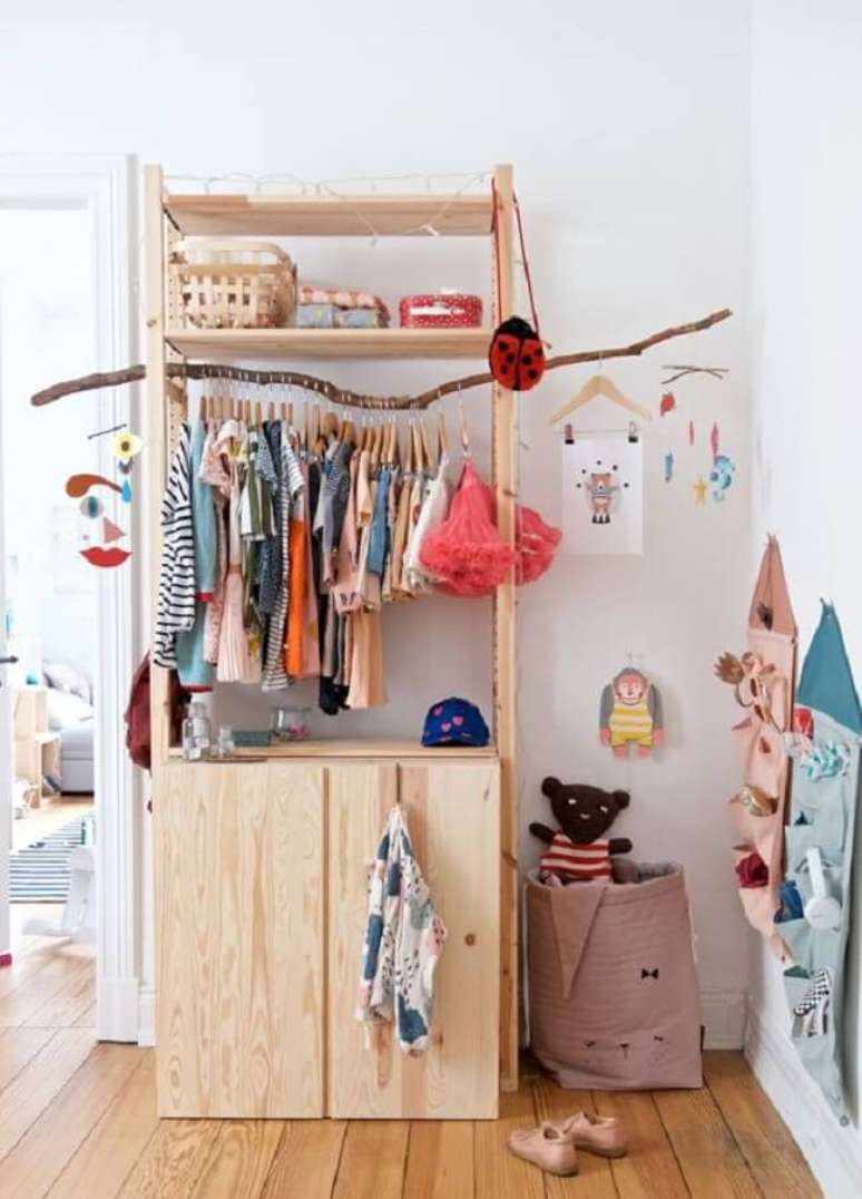 49. Modelo de arara de madeira para quarto infantil. Fonte: Pinterest