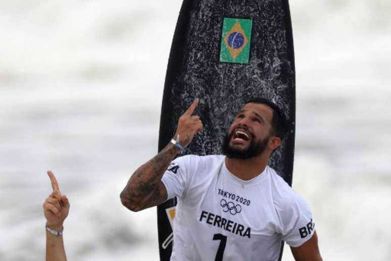 Italo Ferreira se tornou o primeiro campeão olímpico da história do surfe (YUKI IWAMURA/AFP)