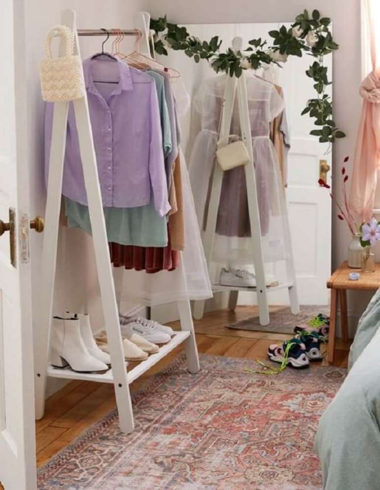 59. Procure posicionar um espelho ao lado da arara de madeira, assim ser&aacute; mais f&aacute;cil formar os looks. Fonte: Pinterest