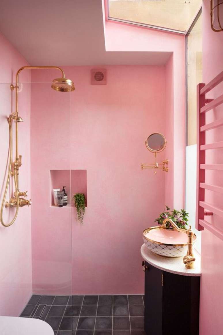 51. Banheiro rosa com nicho de embutir na parede e metais em rose gold – Foto Showercap