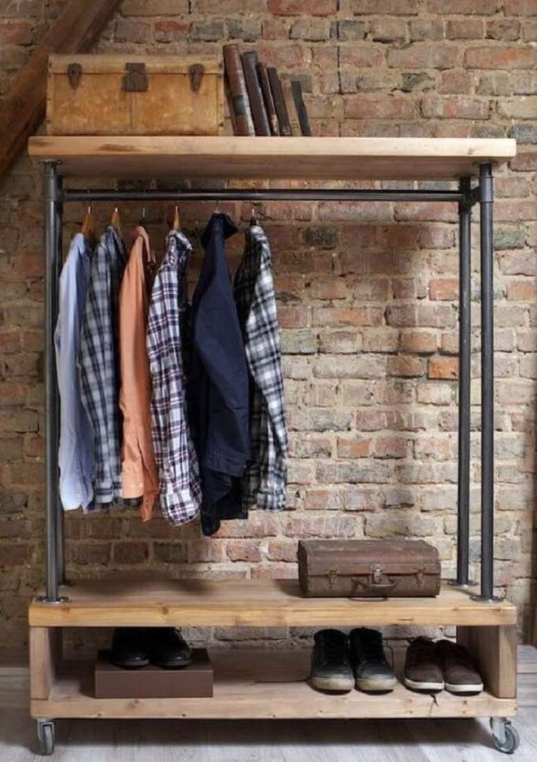 10. A arara de madeira com rod&iacute;zios permite a mobilidade do m&oacute;vel no c&ocirc;modo. Fonte: Pinterest