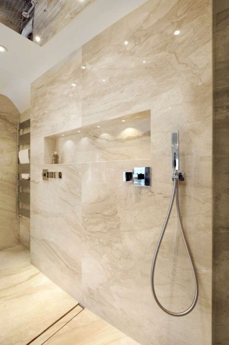 46. Banheiro marmorizado com nicho embutido – Foto Pinterest