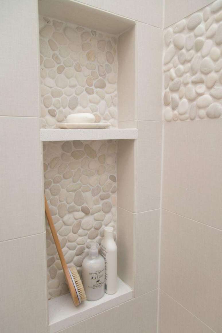14. Nicho de embutir para banheiro com revestimento de pedra – Foto Pinterest