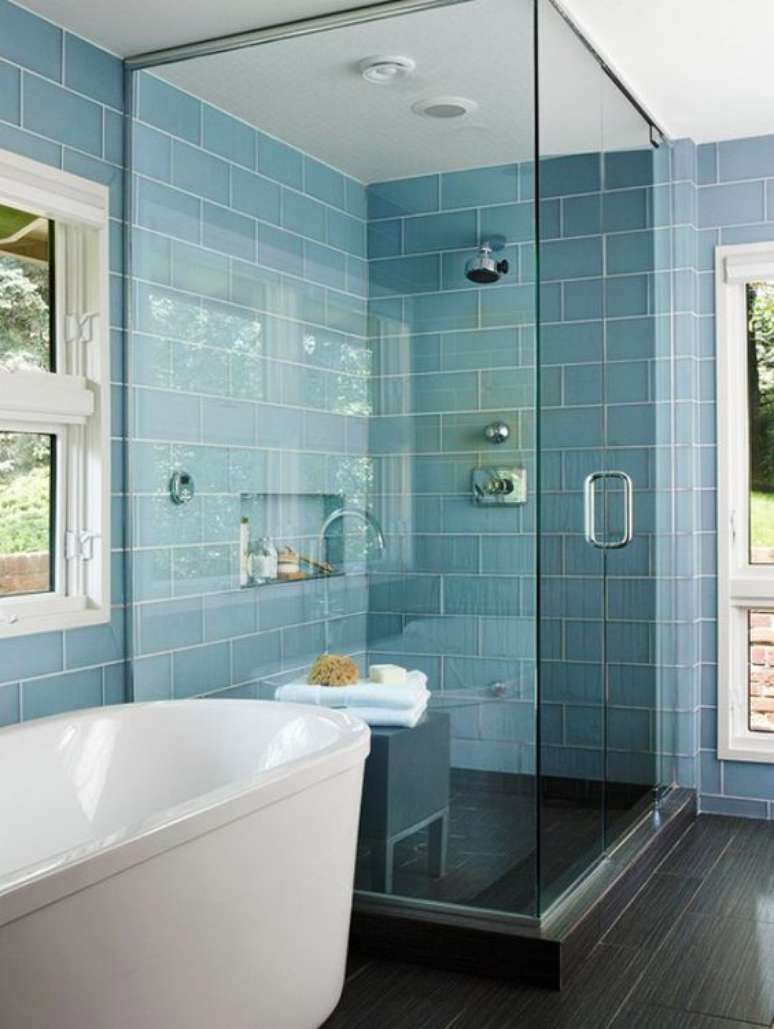 50. Banheiro com revestimento azul e nicho embutido na parede -Organize Sem Frescuras
