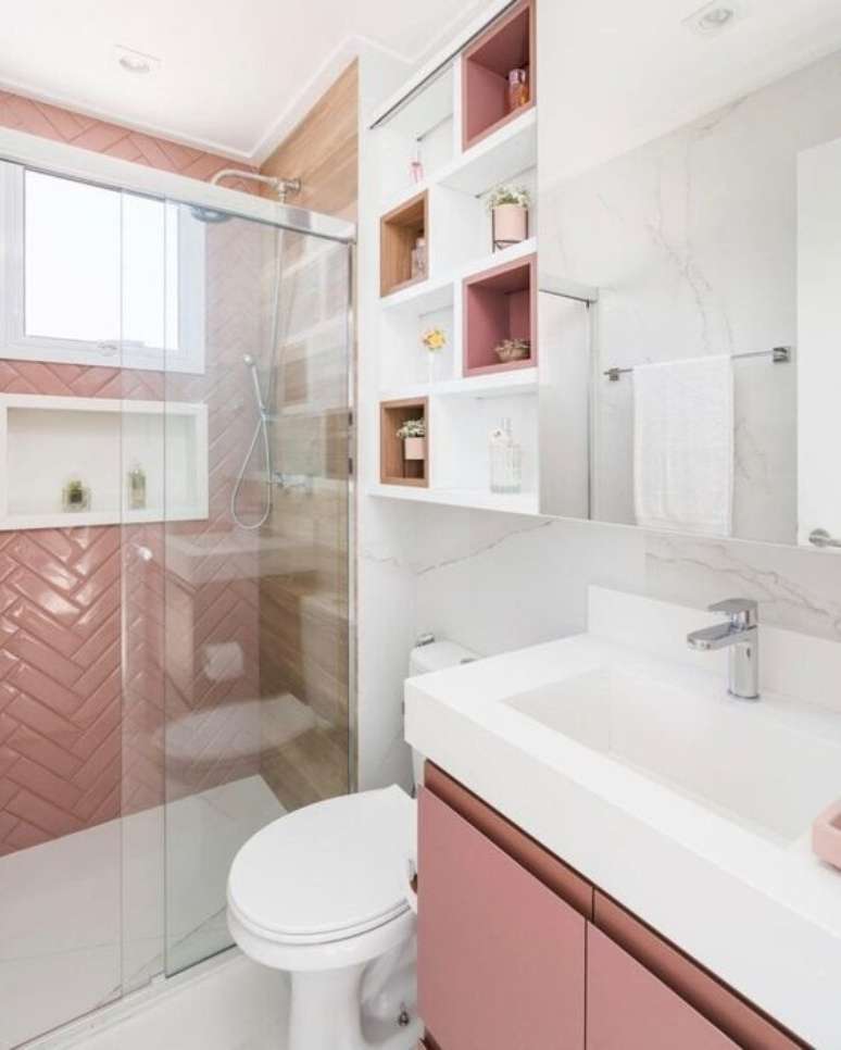 48. Banheiro rosa com nicho de embutir branco – Foto Pinterest