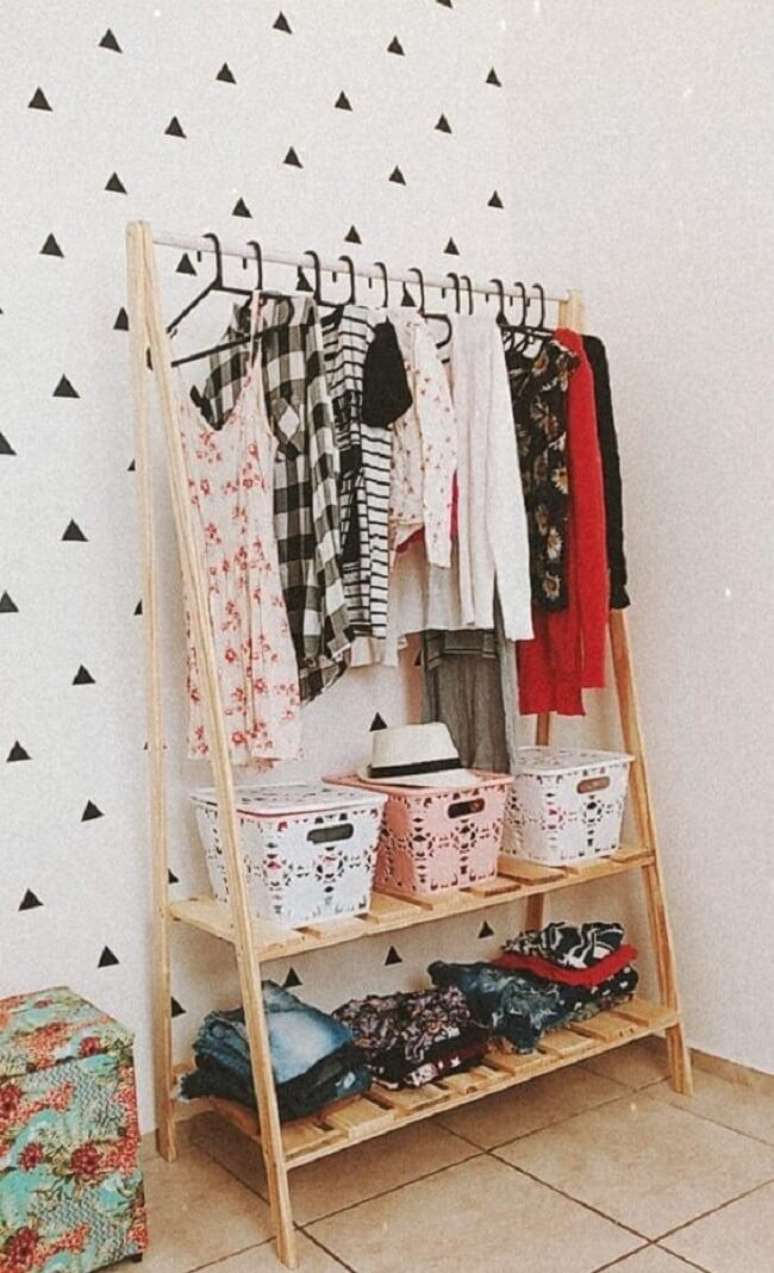 64. Use cestos para organizar a arara de roupas em madeira. Fonte: Pinterest