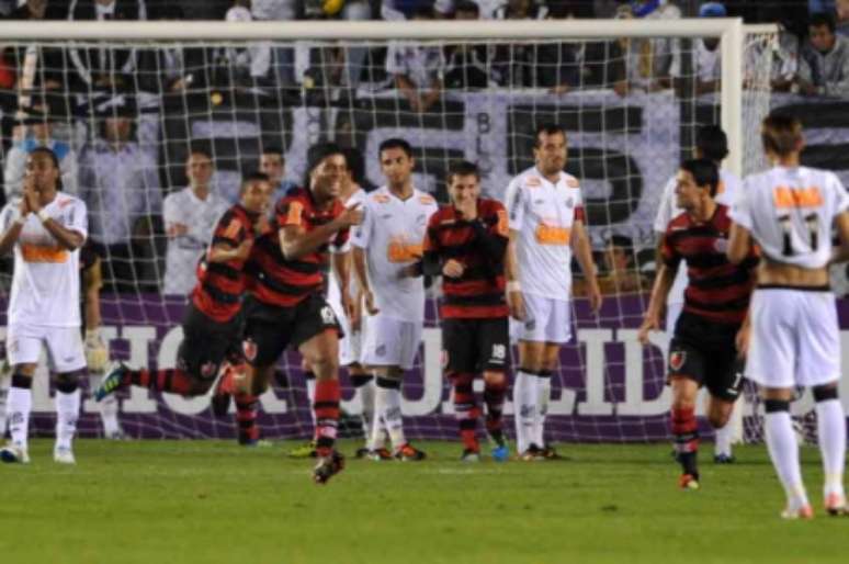 Ronaldinho marcou três gols na Vila (Foto: Ivan Storti)