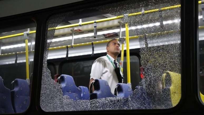 Durante a Olimpíada do RJ, dois ônibus que levavam jornalistas foram atingidos por pedras. Num dos incidentes, uma jornalista americana levantou a dúvida sobre a possibilidade do veículo ter sido atingido por tiros