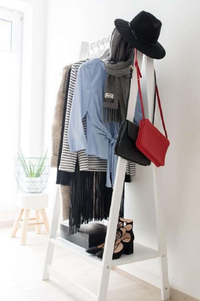 8. A arara de madeira branca traz um toque clean para o d&eacute;cor. Fonte: T&atilde;o Feminino