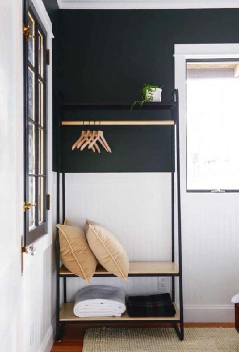 29. Arara de madeira para decora&ccedil;&atilde;o com acabamento met&aacute;lico. Fonte: Pinterest