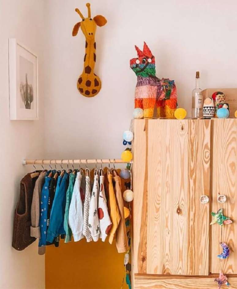 14. A arara de madeira para quarto montessoriano normalmente fica na altura das crianças. Fonte: Pinterest