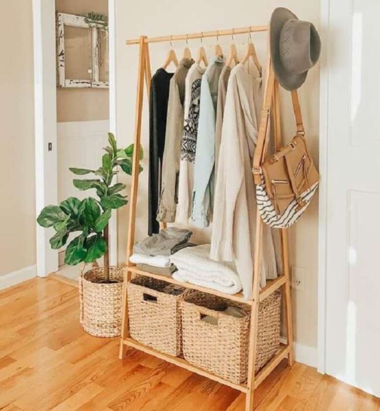 6. Mantenha sua arara de roupas de madeira sempre organizada. Fonte: Pinterest