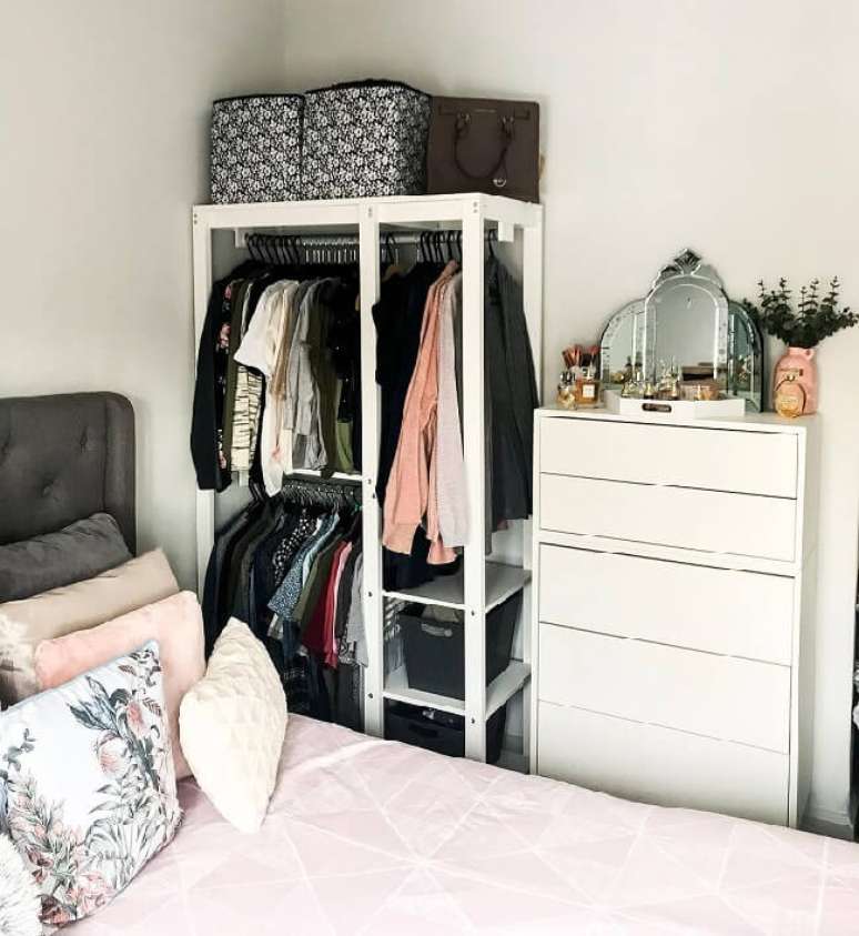 7. A arara de madeira branca se encaixa perfeitamente no dormit&oacute;rio. Fonte: Jamie Leigh Chau