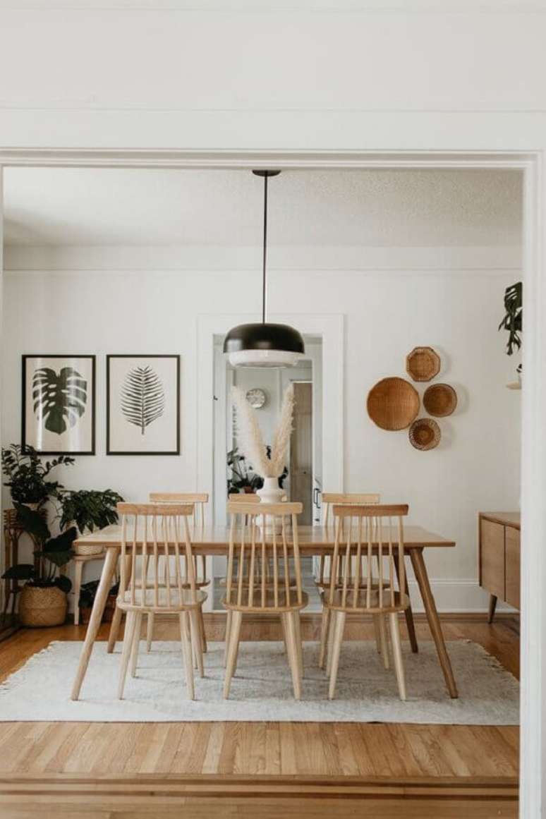 68. Luminária simples para sala de jantar decorada com móveis de madeira e vasos de plantas – Foto: Hellø Blogzine