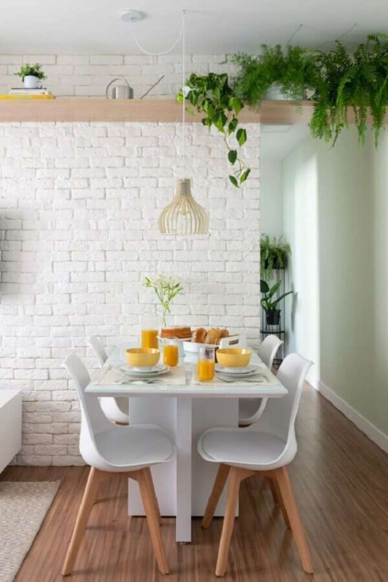 3. Luminária simples para sala de jantar branca decorada com parede de tijolinho branco – Foto: Jeito de Casa