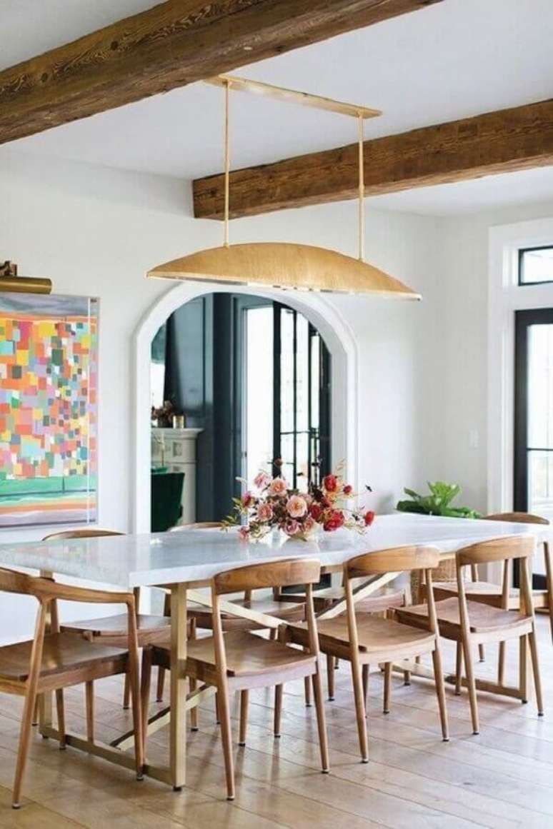 72. Modelo diferente de luminária para sala de jantar decorada com cadeiras de madeira para mesa branca – Foto: Home Fashion Trend