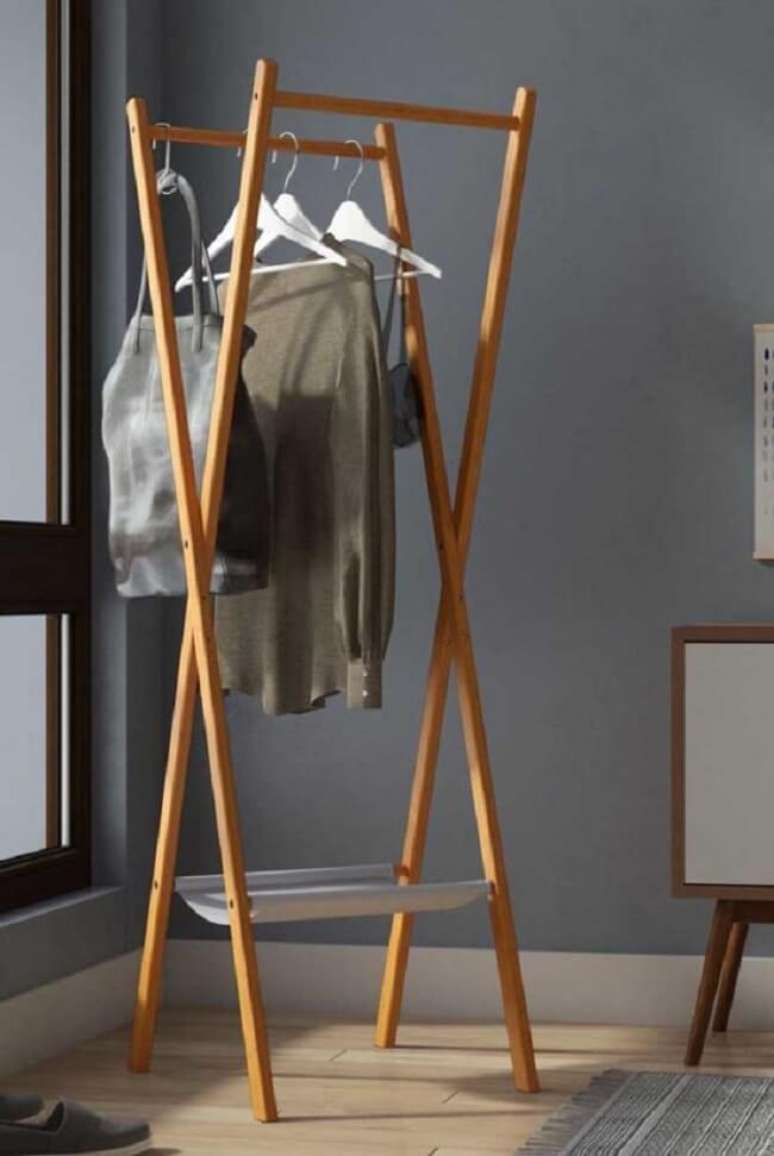 34. Arara de madeira para roupas com design X. Fonte: Pinterest