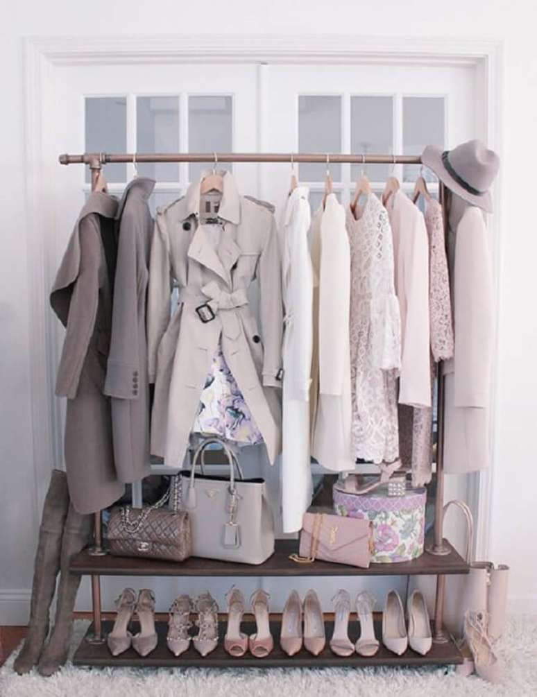 57. Organize as roupas mais usadas na semana na arara de madeira. Fonte: Pinterest