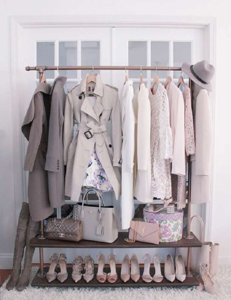 57. Organize as roupas mais usadas na semana na arara de madeira. Fonte: Pinterest