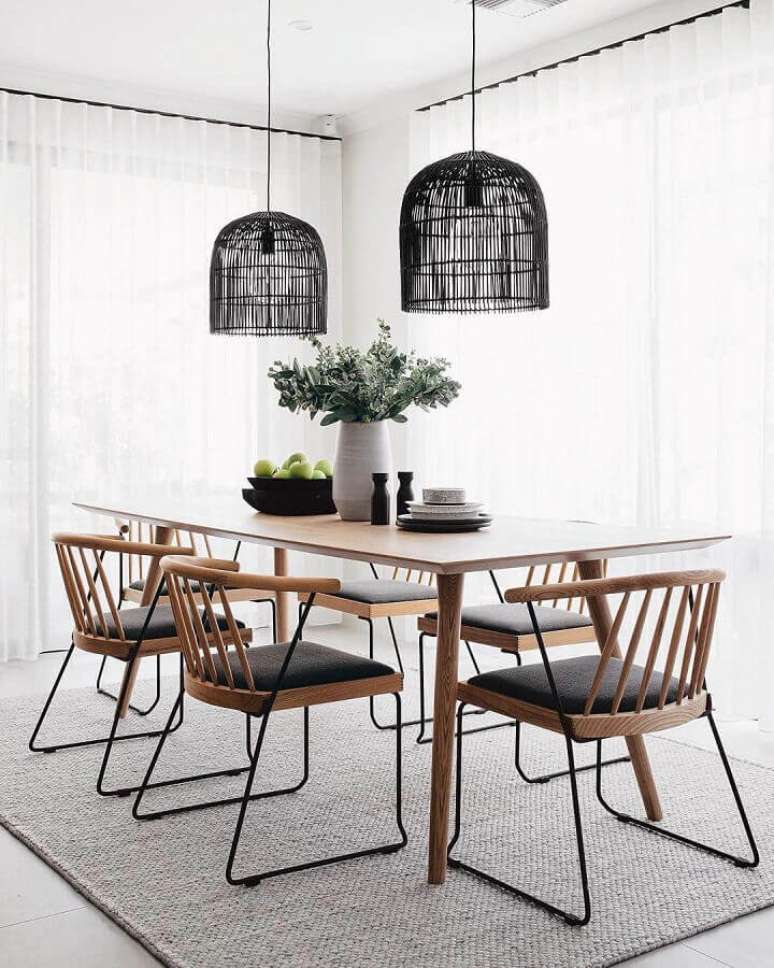 16. Decoração clean com luminária para sala de jantar com cadeiras modernas – Foto: Apartment Therapy
