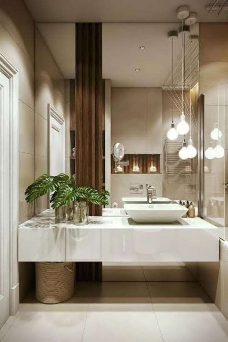 11. Nicho de embutir para banheiro com porcelanato branco e espelho na parede inteira – Foto Homify
