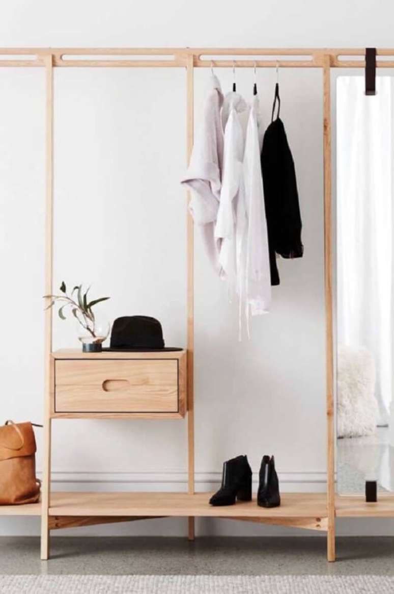 35. Arara de madeira para roupas com gaveta embutida. Fonte: Pinterest