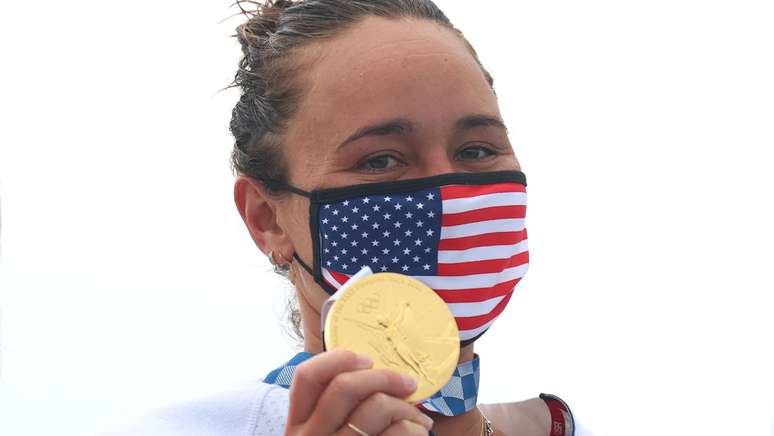 Carissa Moore mostra medalha de ouro conquistada nesta terça-feira no surfe Lisi Niesner/Reuters